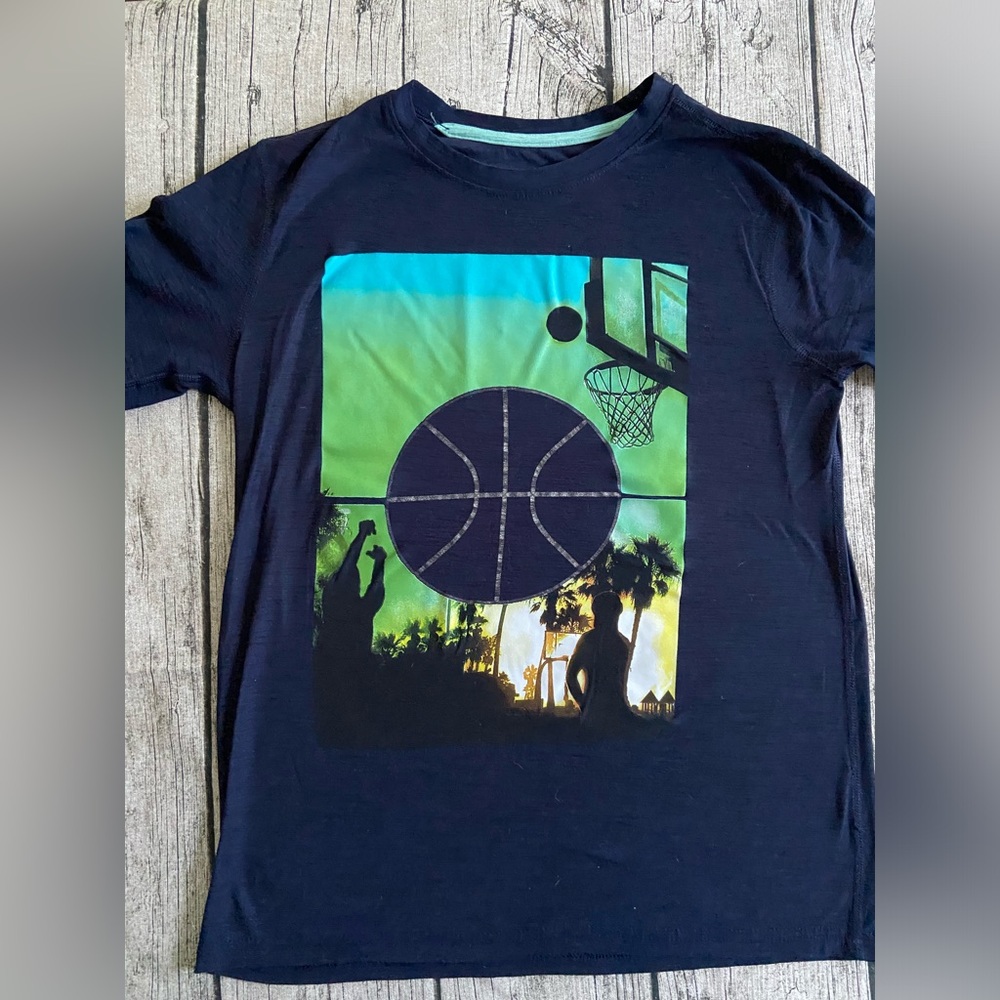 Old Navy short ACTIVE sleeve tee. Boys size XL (14-16) Like new condition.